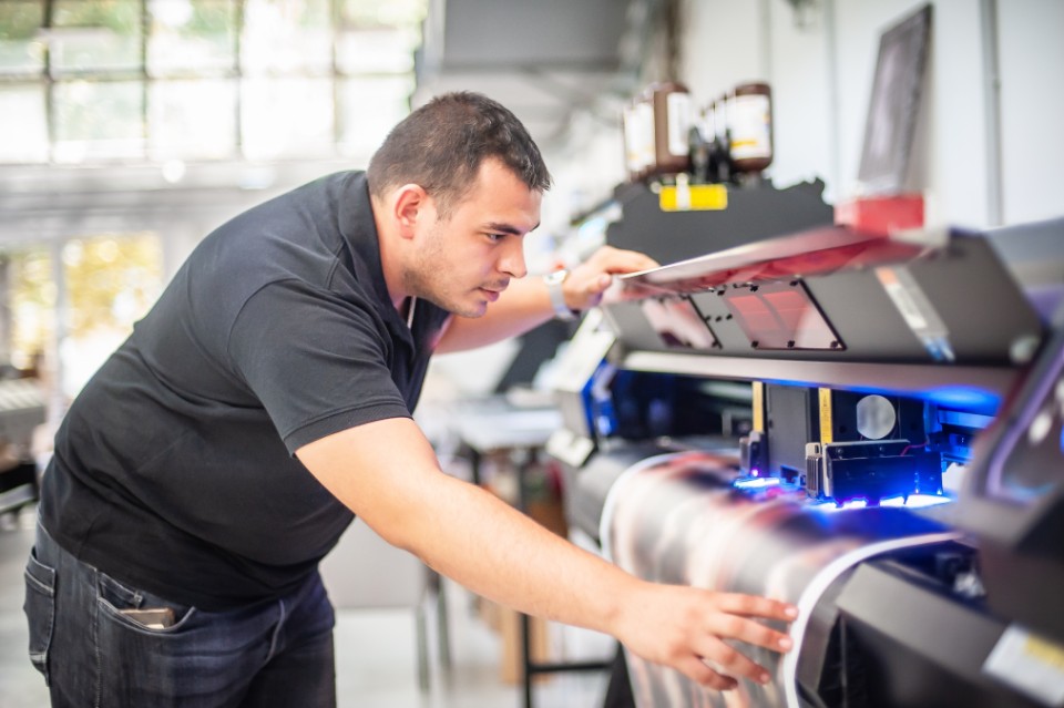 Técnico revisando la impresión de una máquina